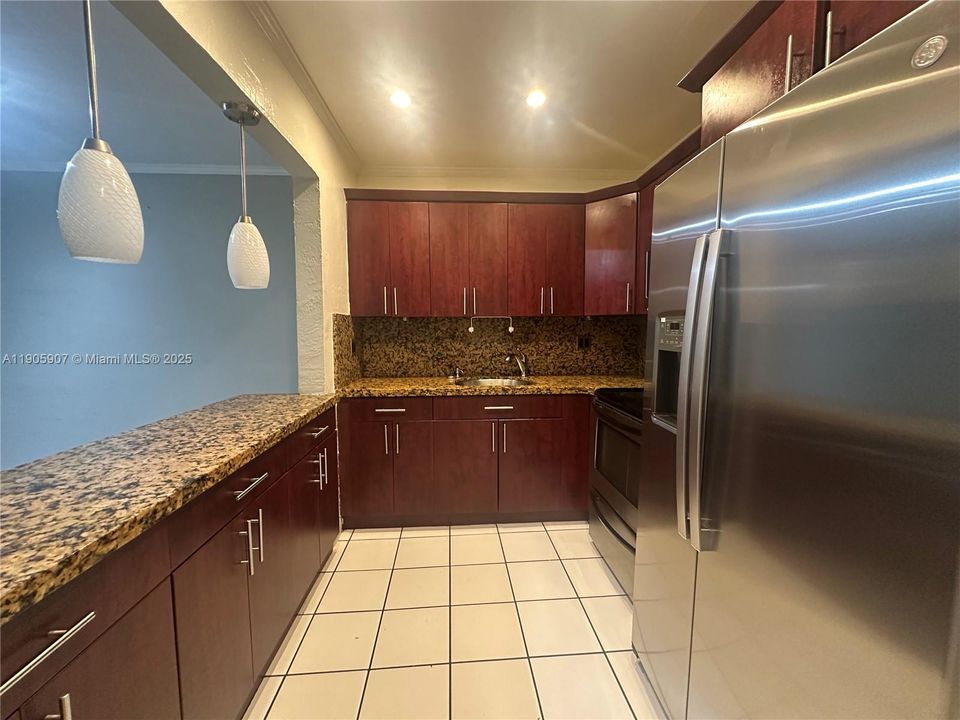 Active With Contract: $1,800 (1 beds, 1 baths, 678 Square Feet)