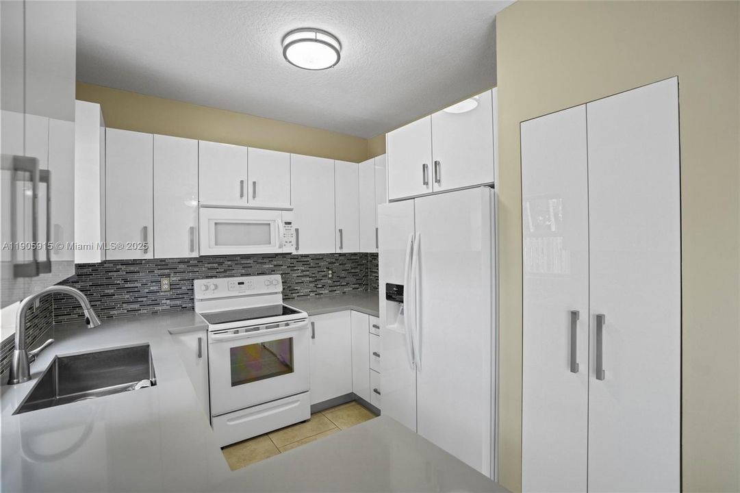 合同活跃: $2,499 (3 贝兹, 2 浴室, 1368 平方英尺)