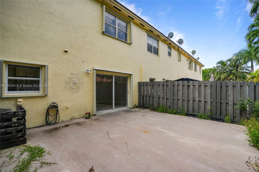 合同活跃: $2,499 (3 贝兹, 2 浴室, 1368 平方英尺)