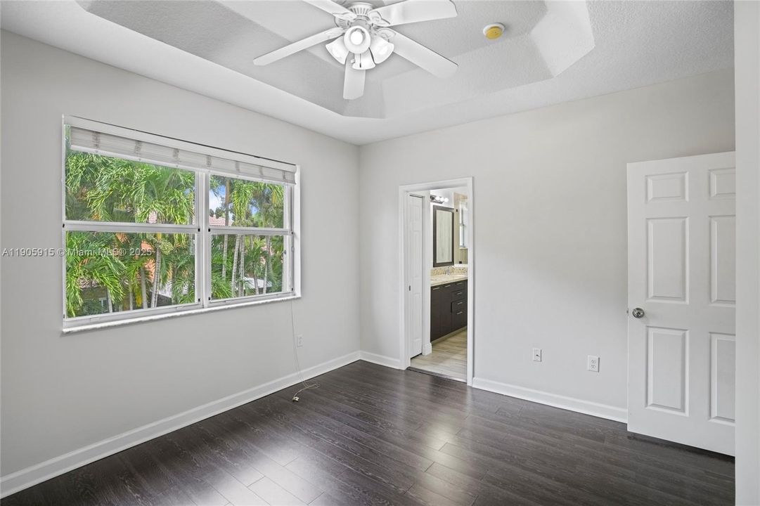 合同活跃: $2,499 (3 贝兹, 2 浴室, 1368 平方英尺)