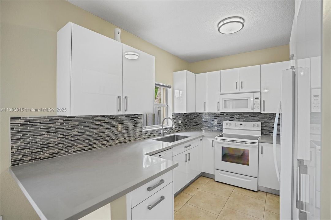 合同活跃: $2,499 (3 贝兹, 2 浴室, 1368 平方英尺)