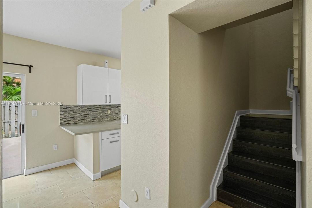 合同活跃: $2,499 (3 贝兹, 2 浴室, 1368 平方英尺)