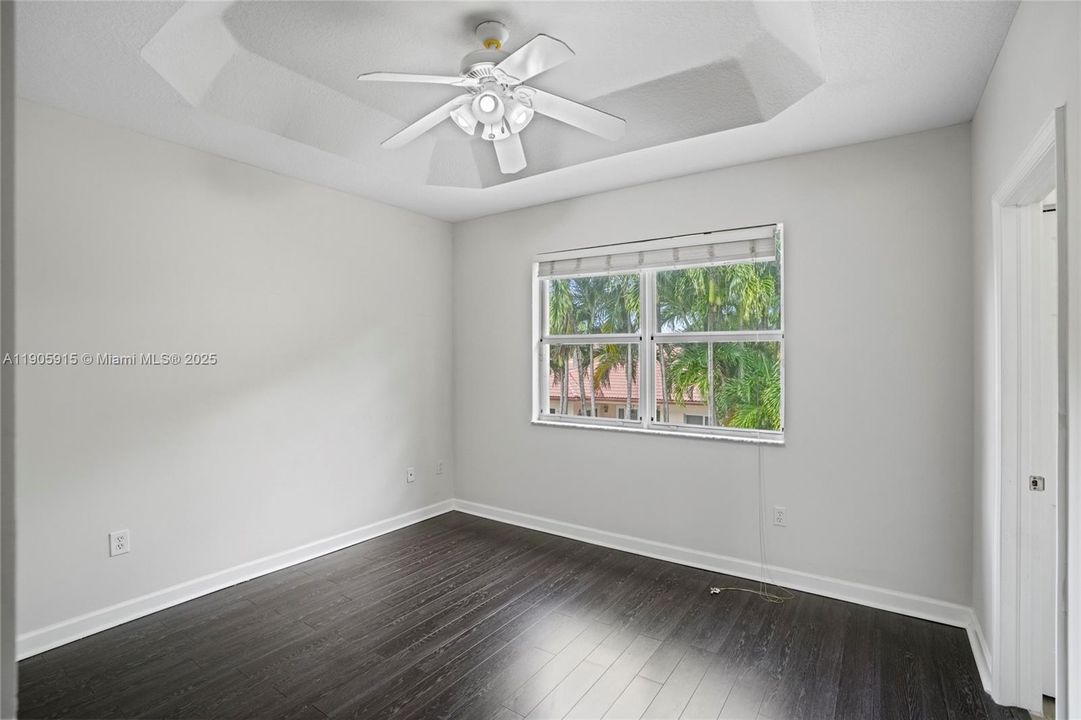 合同活跃: $2,499 (3 贝兹, 2 浴室, 1368 平方英尺)