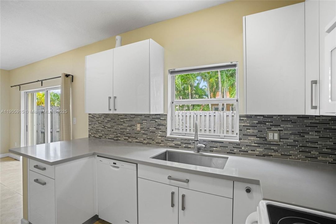 合同活跃: $2,499 (3 贝兹, 2 浴室, 1368 平方英尺)