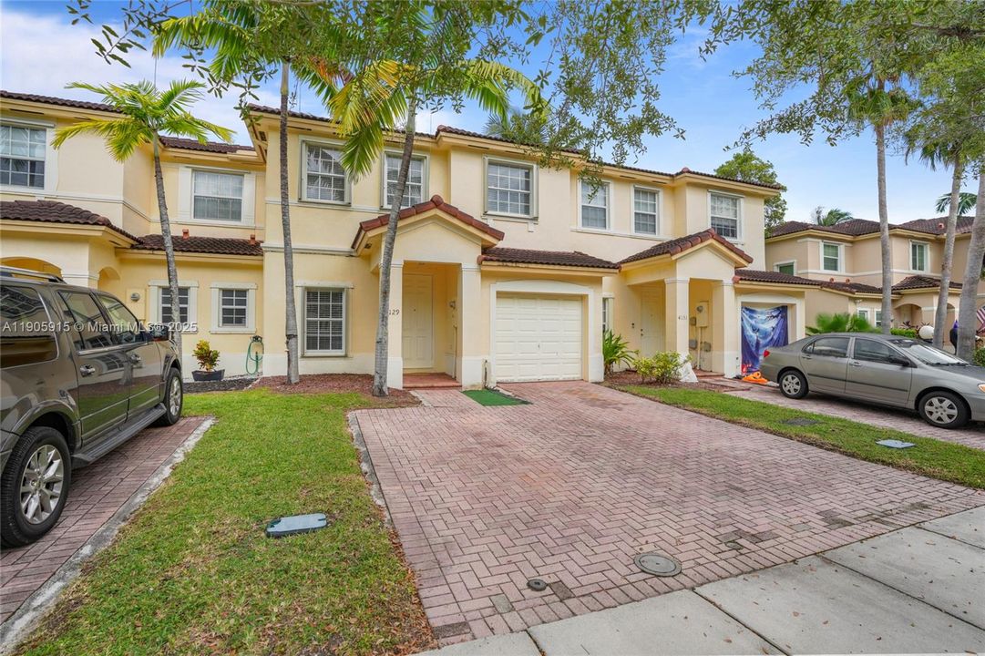 合同活跃: $2,499 (3 贝兹, 2 浴室, 1368 平方英尺)