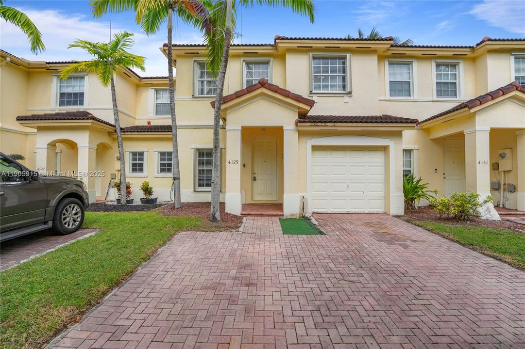 合同活跃: $2,499 (3 贝兹, 2 浴室, 1368 平方英尺)