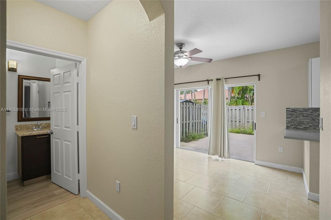 合同活跃: $2,499 (3 贝兹, 2 浴室, 1368 平方英尺)