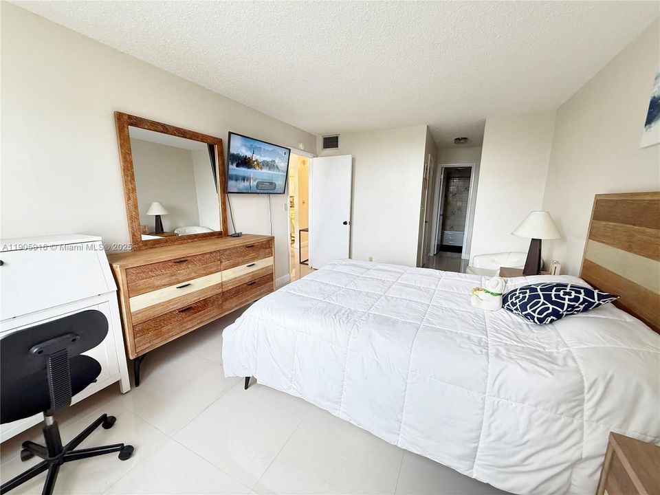 For Rent: $1,750 (1 beds, 1 baths, 800 Square Feet)