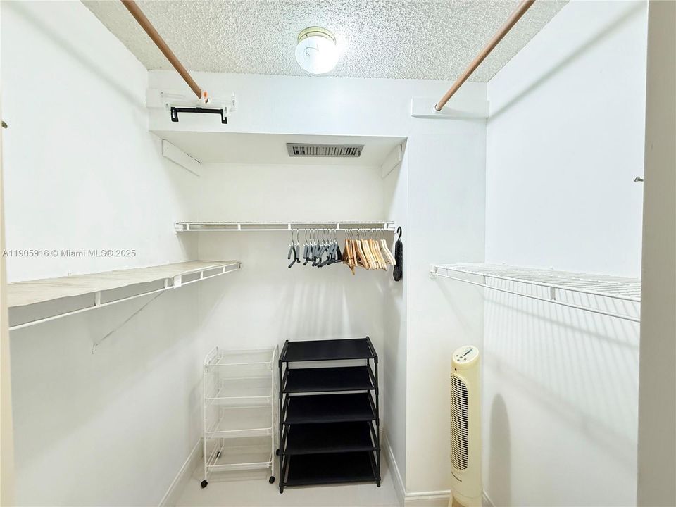 For Rent: $1,750 (1 beds, 1 baths, 800 Square Feet)