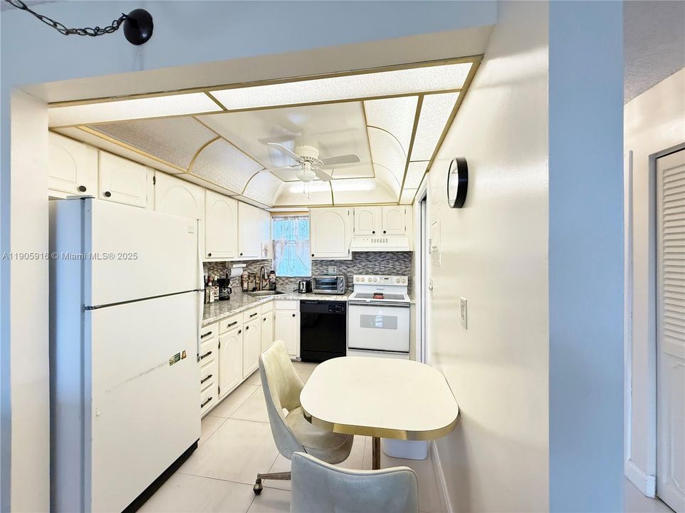 For Rent: $1,750 (1 beds, 1 baths, 800 Square Feet)