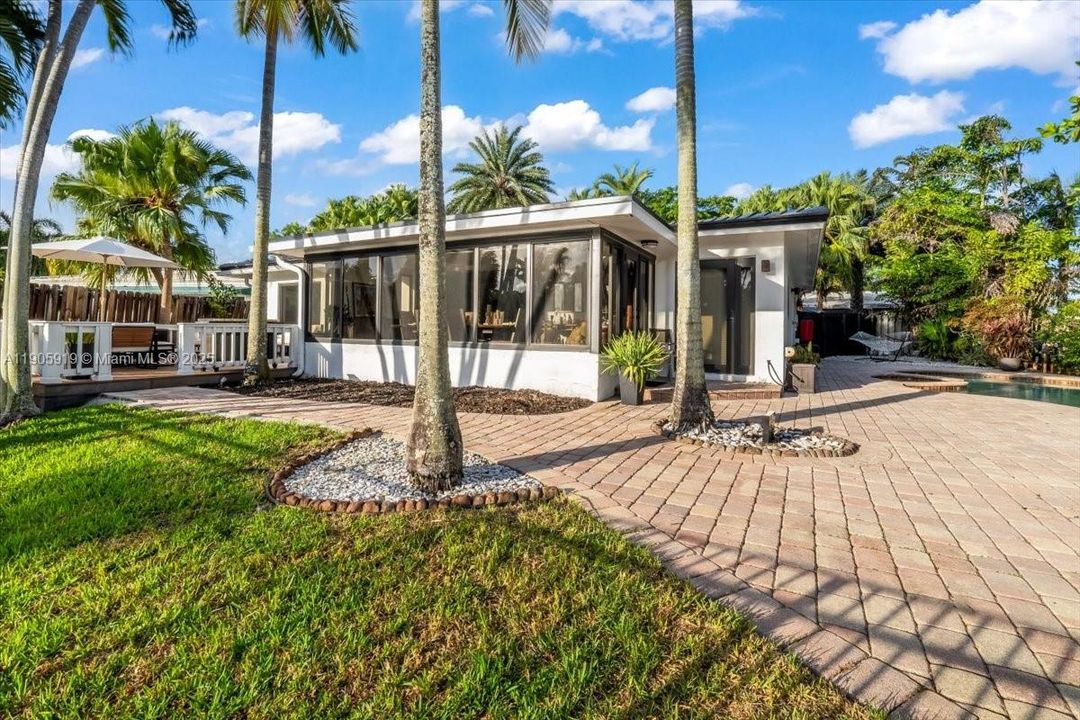 Active With Contract: $1,175,000 (3 beds, 3 baths, 1776 Square Feet)