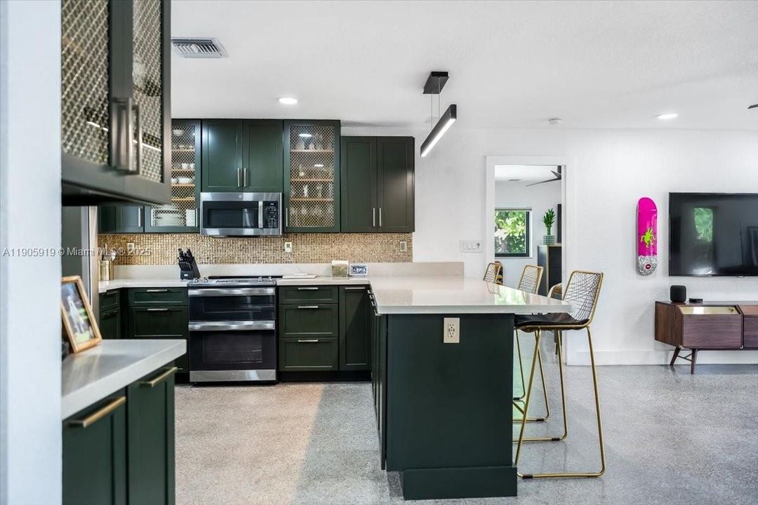 Active With Contract: $1,175,000 (3 beds, 3 baths, 1776 Square Feet)