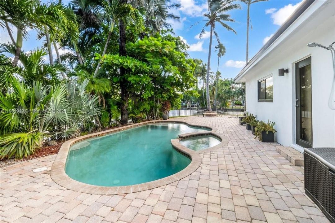 Active With Contract: $1,175,000 (3 beds, 3 baths, 1776 Square Feet)