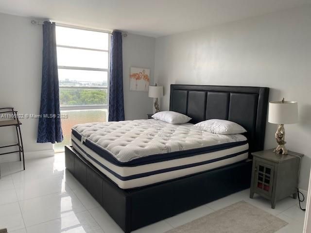 出租: $2,500 (2 贝兹, 2 浴室, 990 平方英尺)