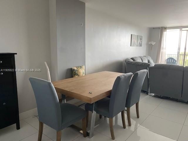 出租: $2,500 (2 贝兹, 2 浴室, 990 平方英尺)