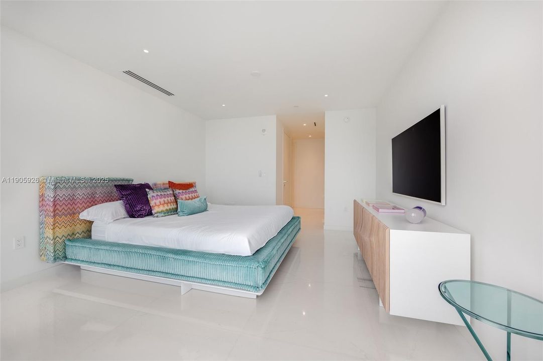 For Rent: $18,900 (2 beds, 3 baths, 1552 Square Feet)