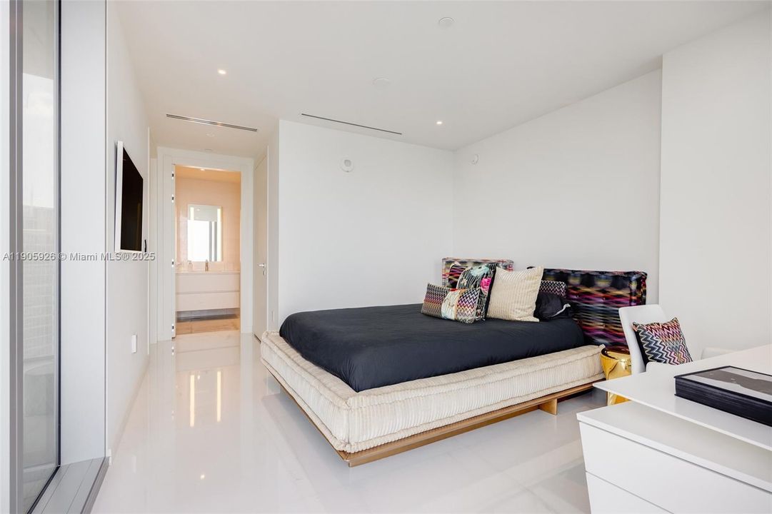 For Rent: $18,900 (2 beds, 3 baths, 1552 Square Feet)