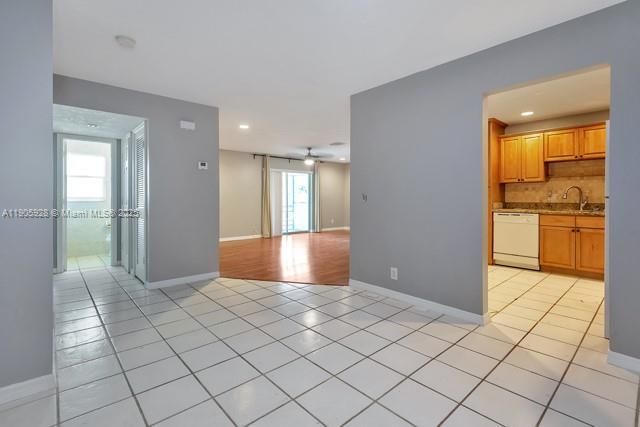 For Rent: $1,800 (1 beds, 1 baths, 964 Square Feet)