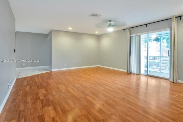 For Rent: $1,800 (1 beds, 1 baths, 964 Square Feet)