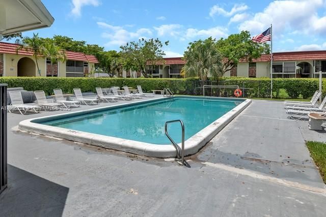 For Rent: $1,800 (1 beds, 1 baths, 964 Square Feet)