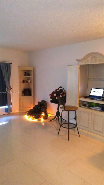 待售: $130,000 (1 贝兹, 1 浴室, 798 平方英尺)