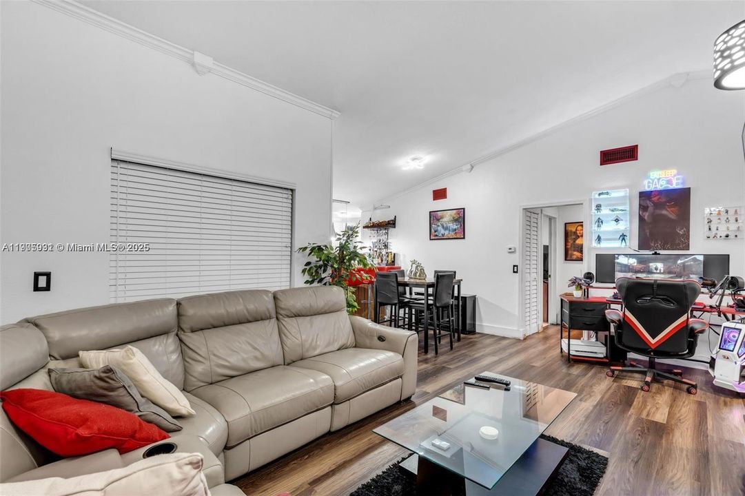 For Sale: $439,999 (3 beds, 2 baths, 1115 Square Feet)