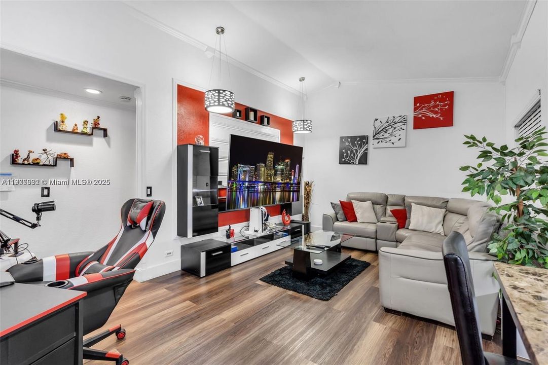 For Sale: $439,999 (3 beds, 2 baths, 1115 Square Feet)