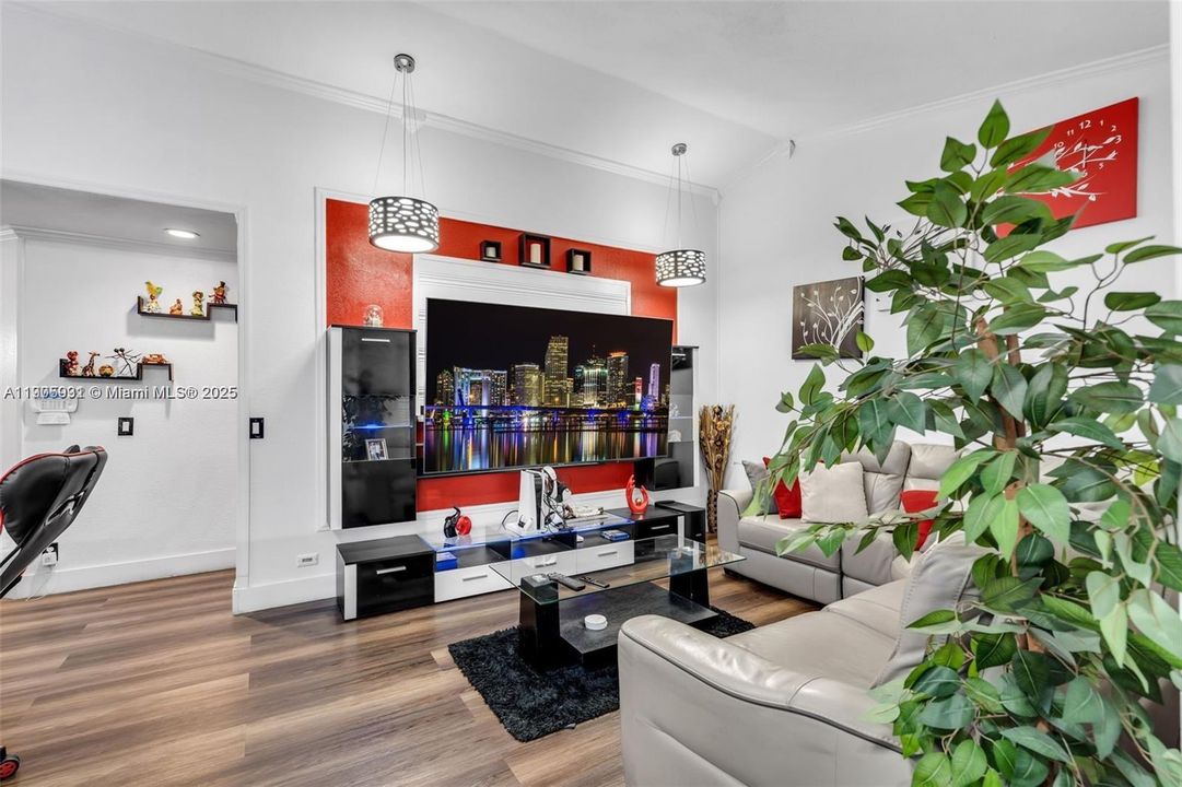 For Sale: $439,999 (3 beds, 2 baths, 1115 Square Feet)