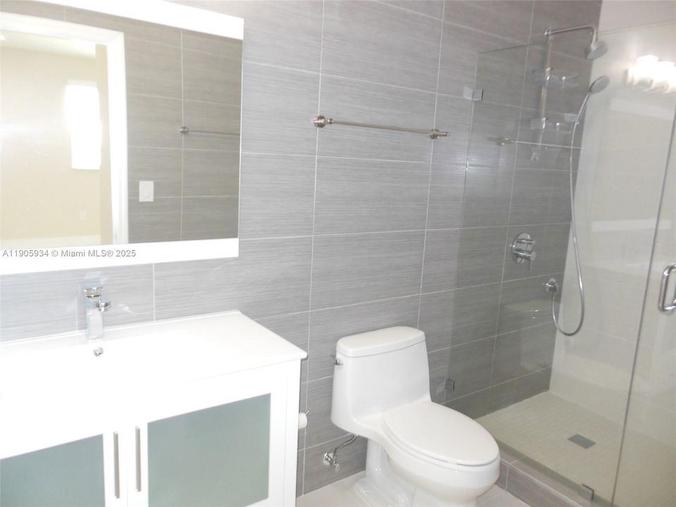 合同活跃: $389,000 (2 贝兹, 2 浴室, 903 平方英尺)