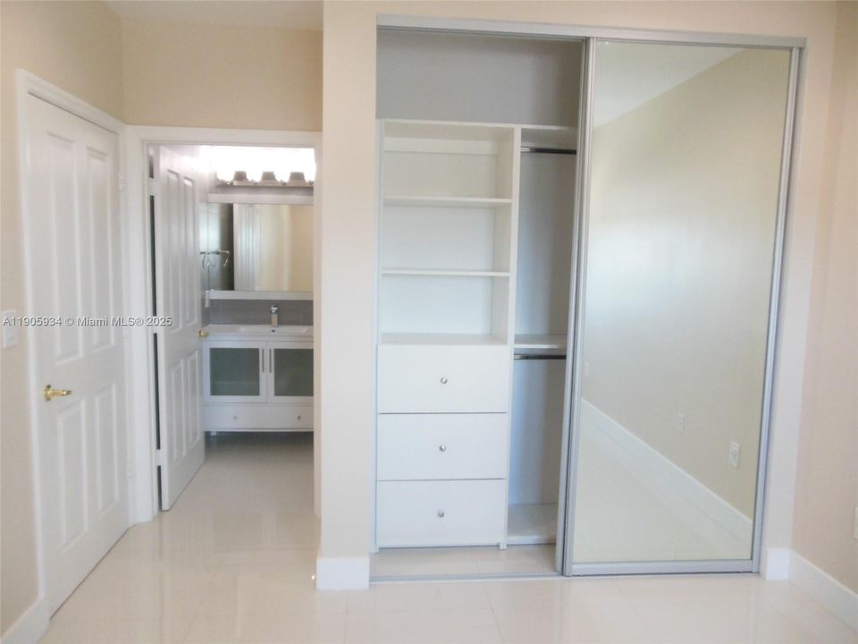 合同活跃: $389,000 (2 贝兹, 2 浴室, 903 平方英尺)