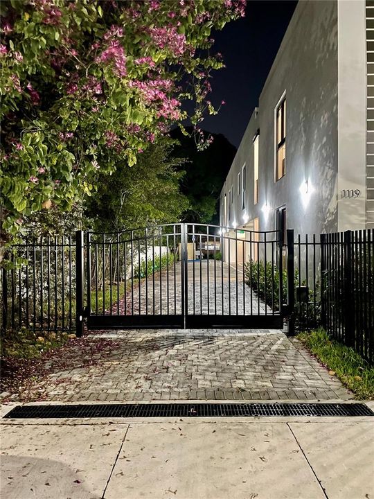 Active With Contract: $2,300 (2 beds, 1 baths, 5664 Square Feet)