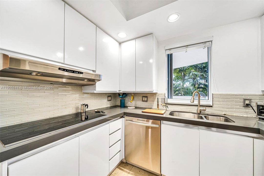 待售: $749,000 (2 贝兹, 2 浴室, 2080 平方英尺)