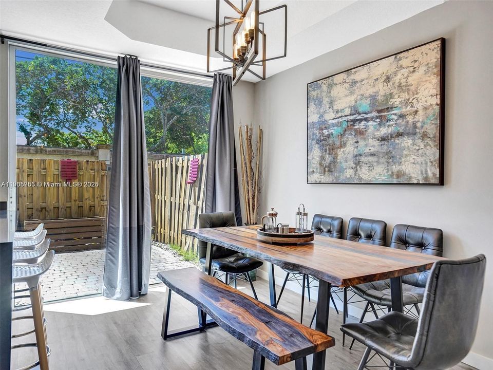 Под контрактом: $2,650 (2 спален, 2 ванн, 1410 Квадратных фут)