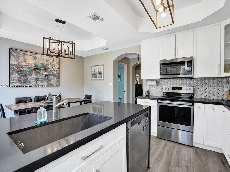 Под контрактом: $2,650 (2 спален, 2 ванн, 1410 Квадратных фут)