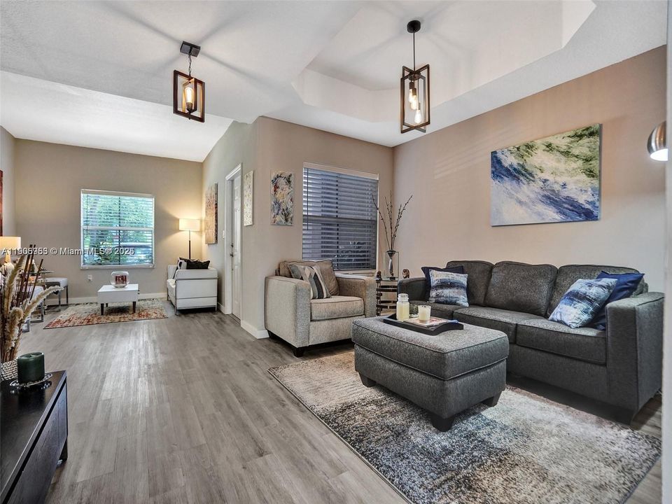 Под контрактом: $2,650 (2 спален, 2 ванн, 1410 Квадратных фут)