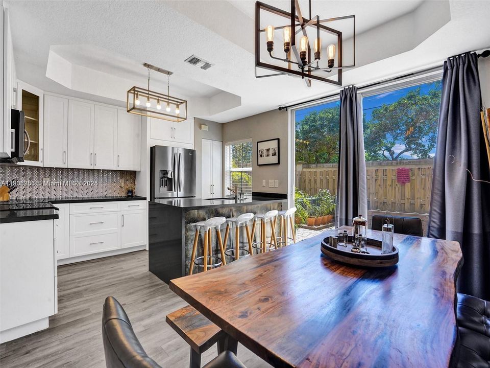 Под контрактом: $2,650 (2 спален, 2 ванн, 1410 Квадратных фут)