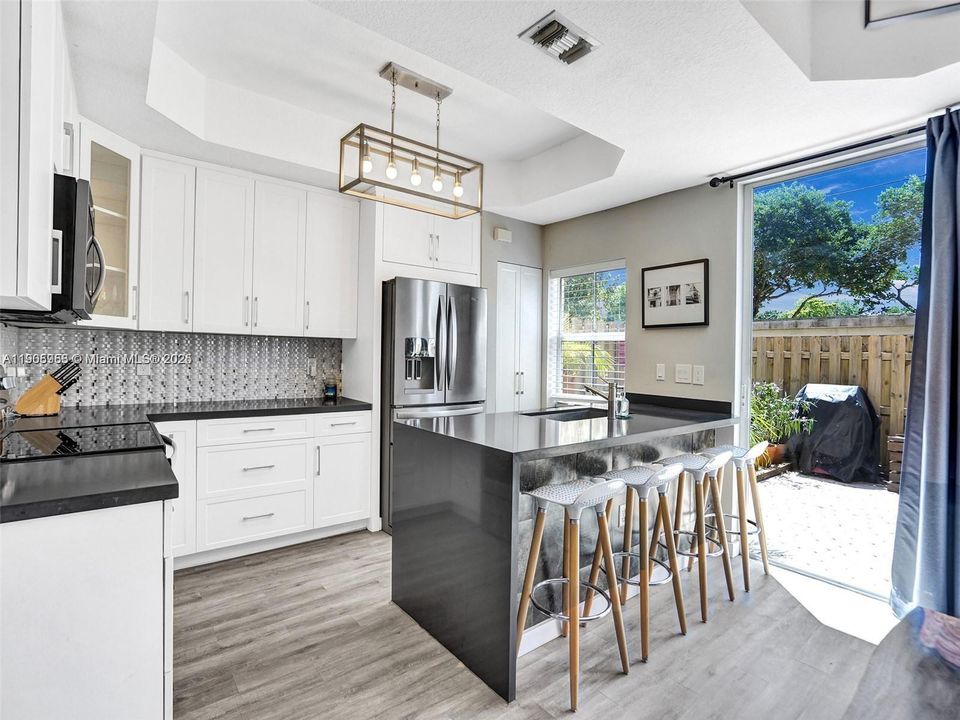 Под контрактом: $2,650 (2 спален, 2 ванн, 1410 Квадратных фут)