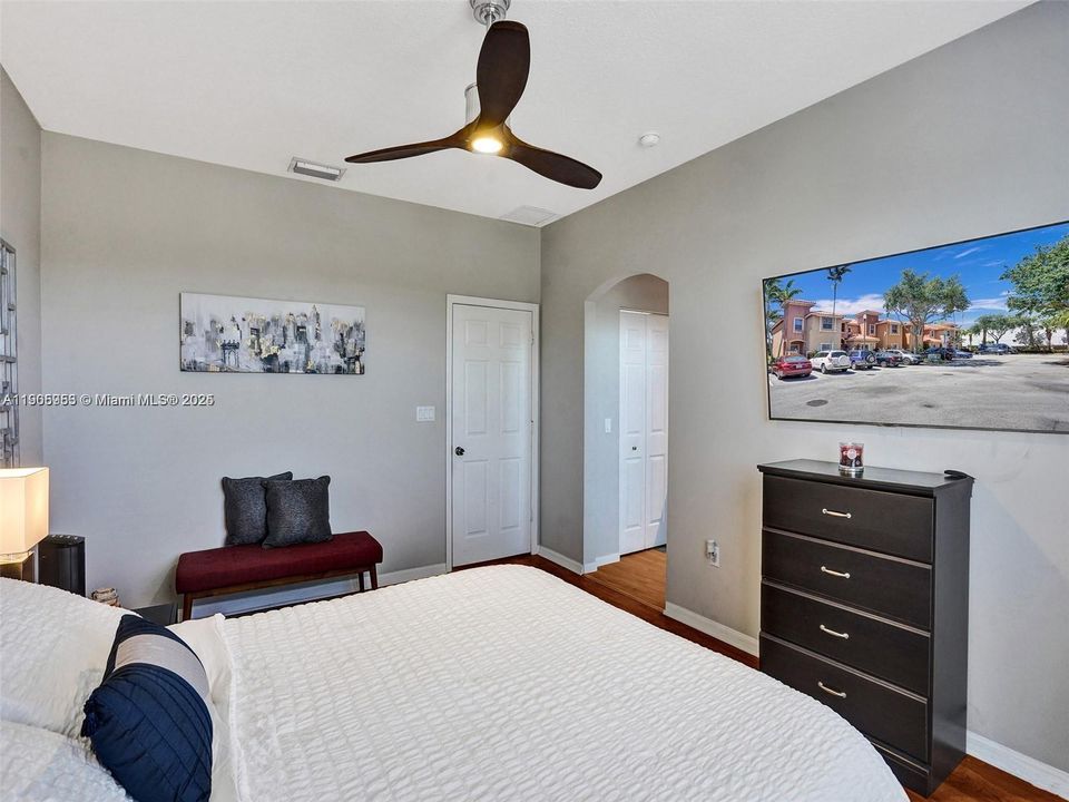 Под контрактом: $2,650 (2 спален, 2 ванн, 1410 Квадратных фут)