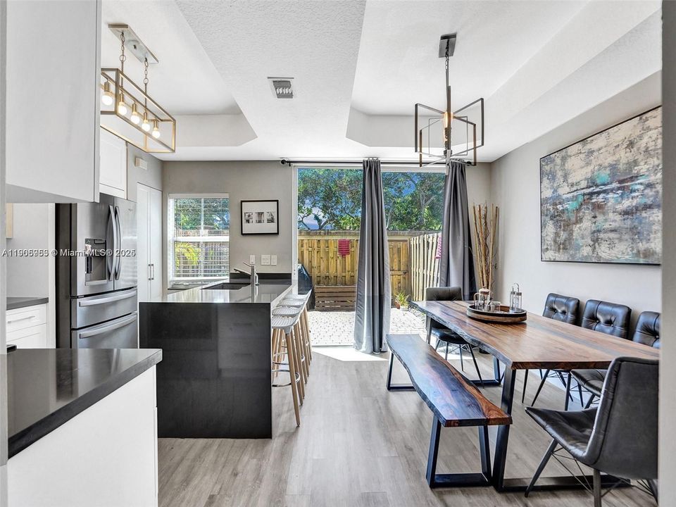 Под контрактом: $2,650 (2 спален, 2 ванн, 1410 Квадратных фут)