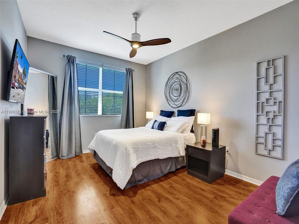 Под контрактом: $2,650 (2 спален, 2 ванн, 1410 Квадратных фут)