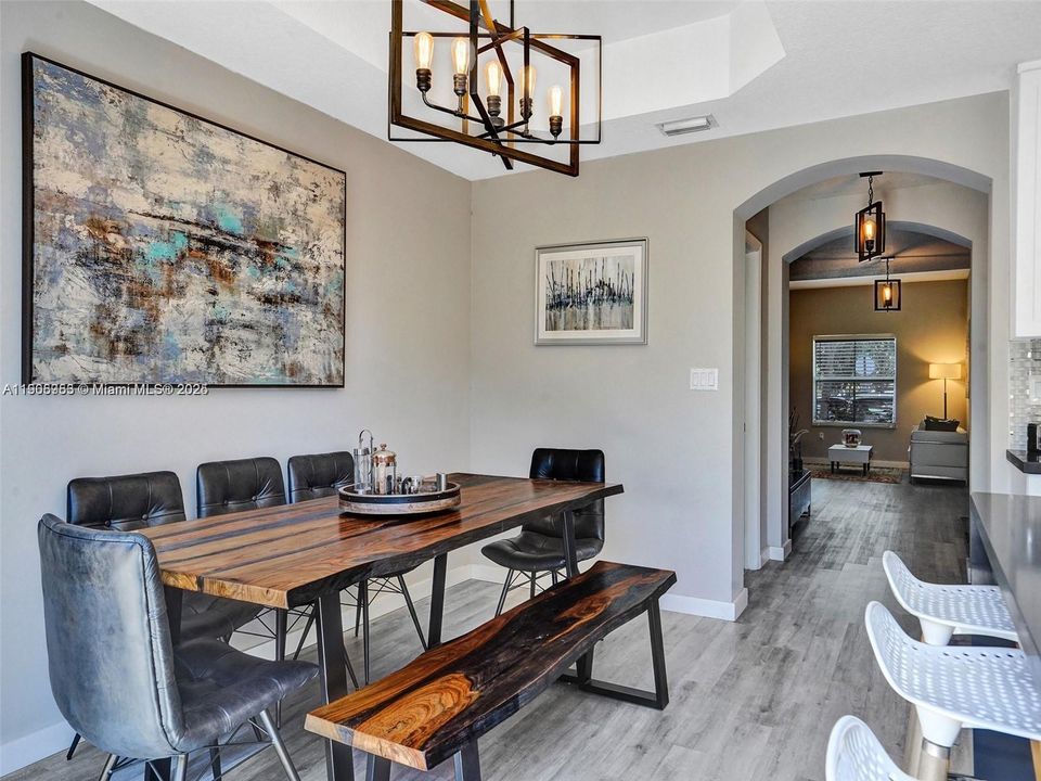 Под контрактом: $2,650 (2 спален, 2 ванн, 1410 Квадратных фут)