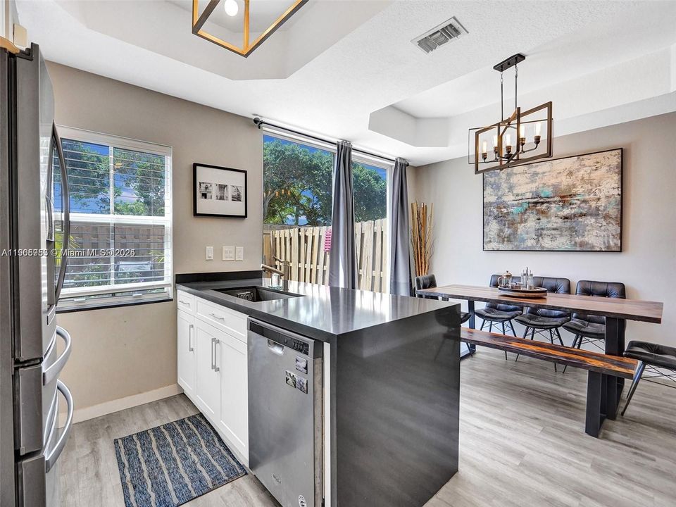 Под контрактом: $2,650 (2 спален, 2 ванн, 1410 Квадратных фут)