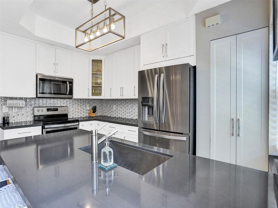 Под контрактом: $2,650 (2 спален, 2 ванн, 1410 Квадратных фут)