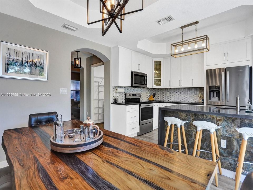 Под контрактом: $2,650 (2 спален, 2 ванн, 1410 Квадратных фут)