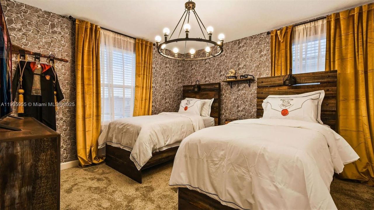 For Sale: $939,000 (8 beds, 5 baths, 4289 Square Feet)