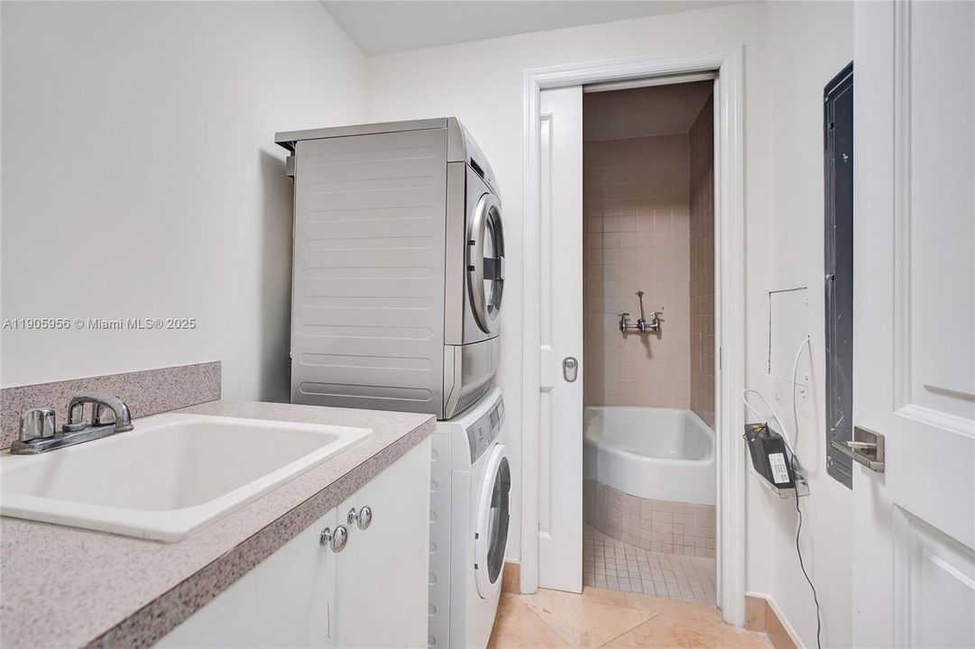 For Sale: $3,150,000 (3 beds, 3 baths, 2214 Square Feet)