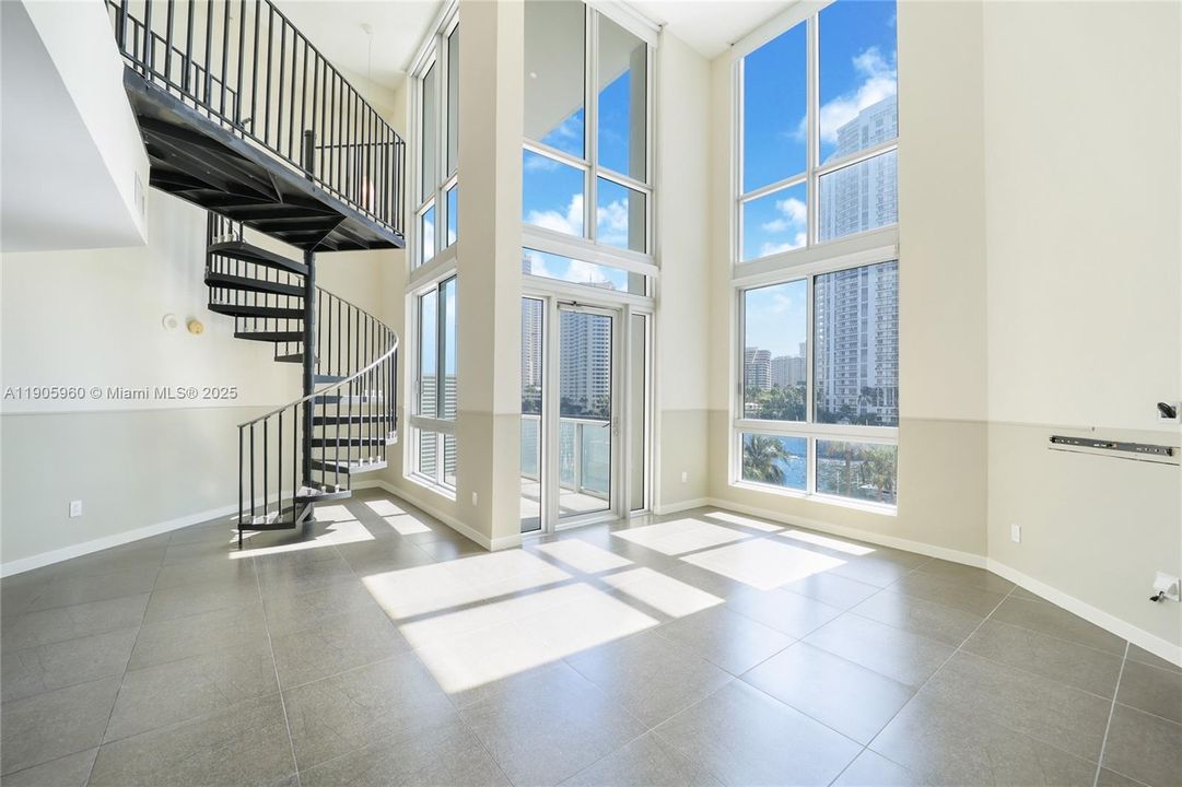 合同活跃: $580,000 (1 贝兹, 1 浴室, 891 平方英尺)