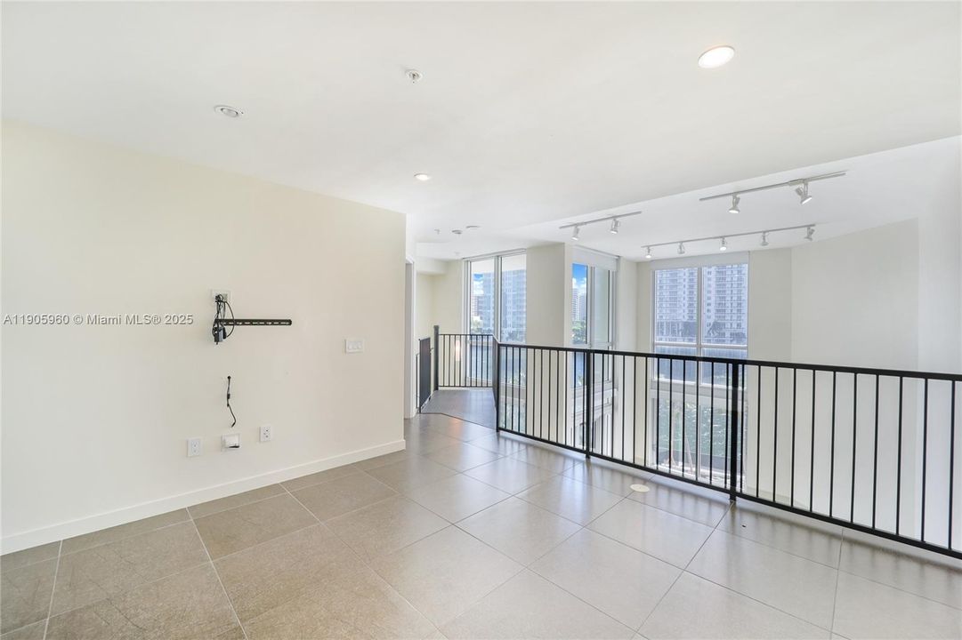 合同活跃: $580,000 (1 贝兹, 1 浴室, 891 平方英尺)