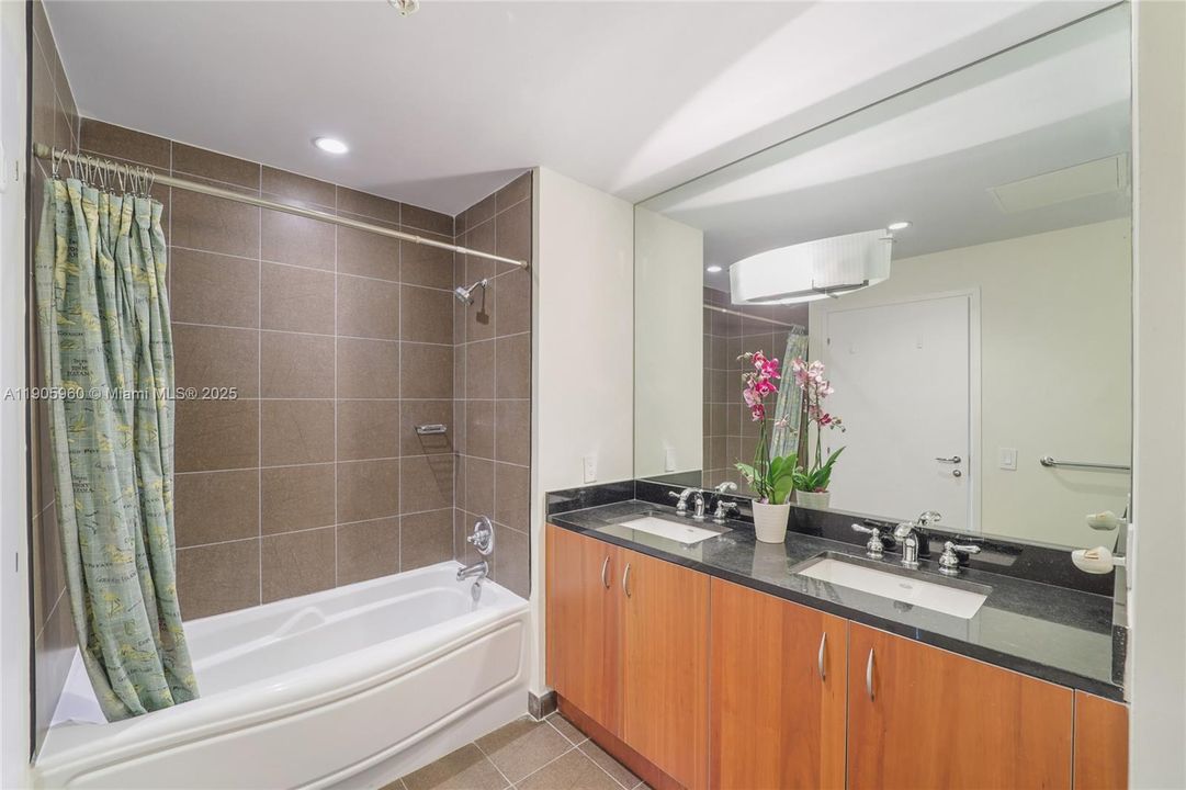 合同活跃: $580,000 (1 贝兹, 1 浴室, 891 平方英尺)