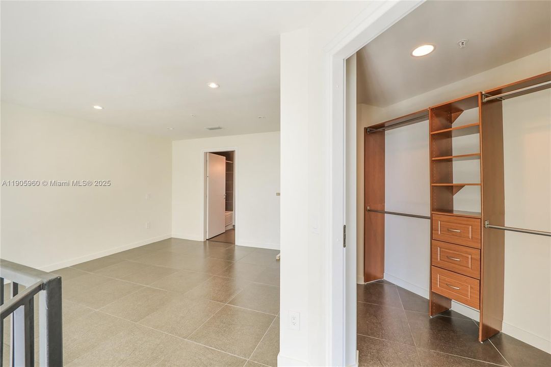 合同活跃: $580,000 (1 贝兹, 1 浴室, 891 平方英尺)